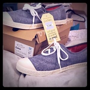 Gray/blue zuma chambray Toms youth 5.5 NWT